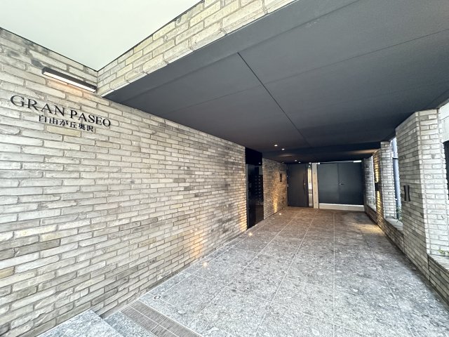 エントランス　ゆとりのあるエントランスです