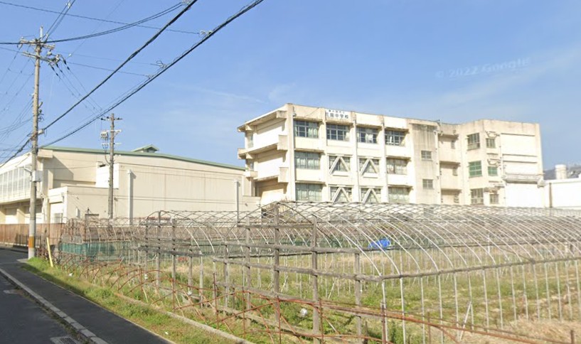 中学校　東大阪市立花園中学校（中学校）まで395m