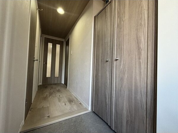 玄関　※写真は同じマンションの違う部屋のものになります。