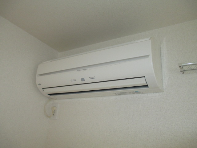 その他設備　エアコン備え付けです　２４時間換気システム(＾ー＾* )