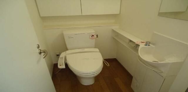 トイレ　落ち着いた色調のトイレです