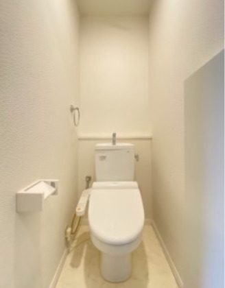 トイレ　落ち着いた色調のトイレです