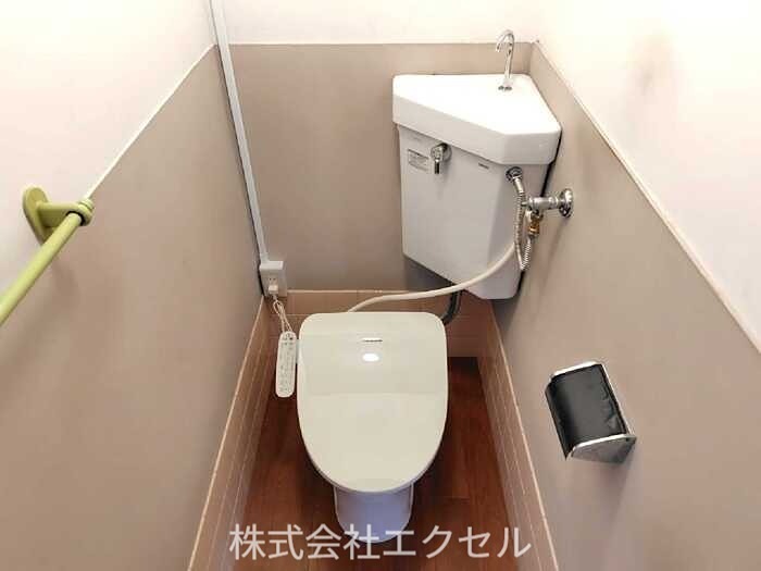 トイレ　温水洗浄便座です。