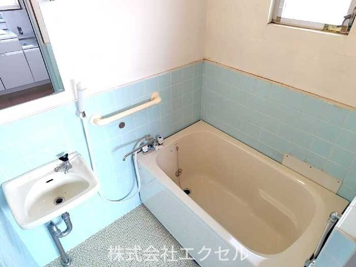 バス・シャワールーム　窓完備で換気ができます。
