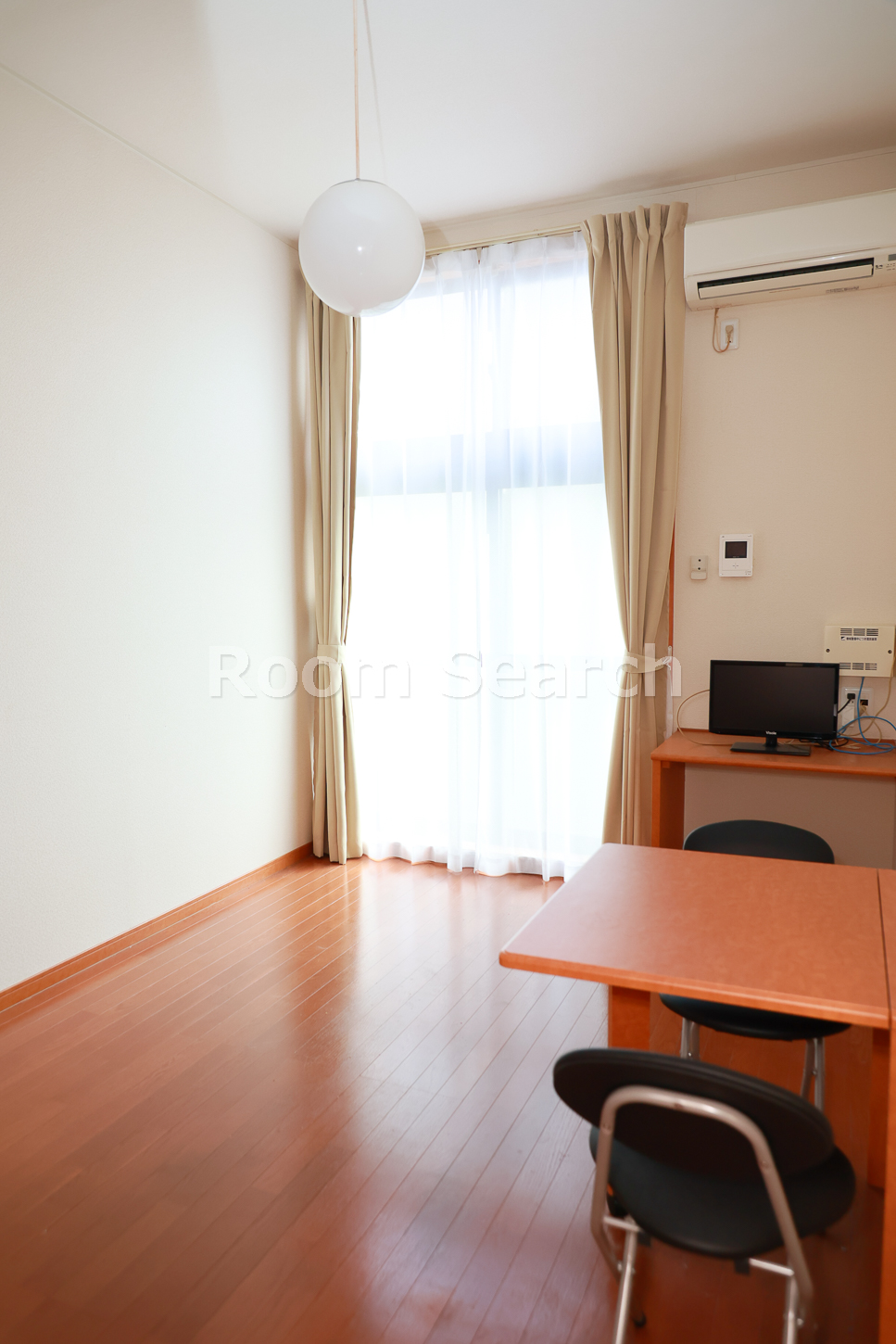 居室・リビング　テレビ、カーテン、エアコン、照明付き