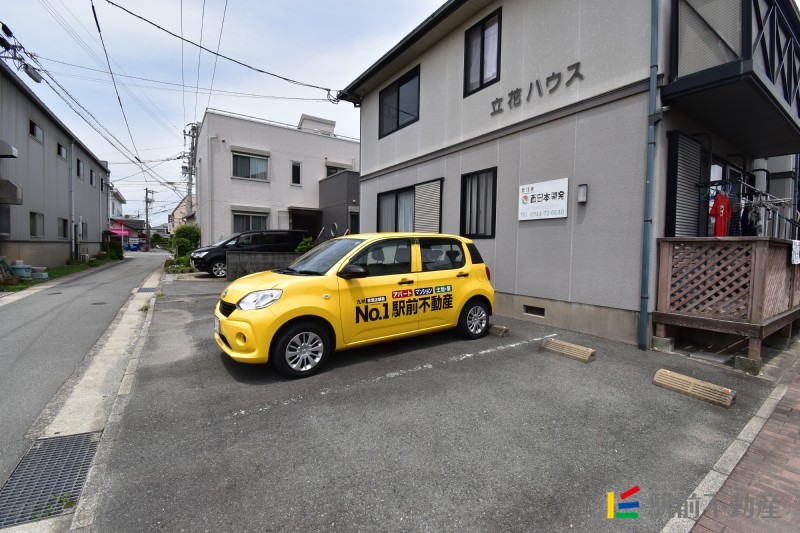 【立花ハウスの駐車場】