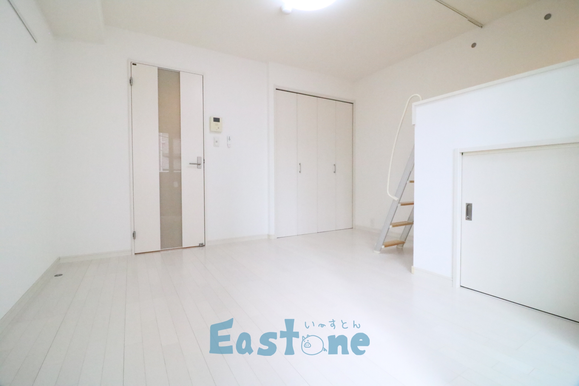 居室・リビング　白を基調とした室内で家具が映えます！