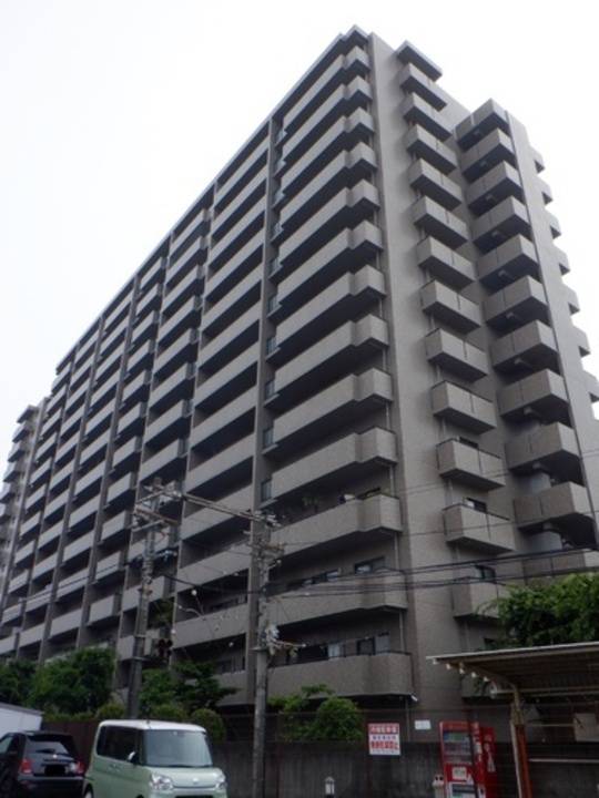 松山市萱町のマンションの建物外観