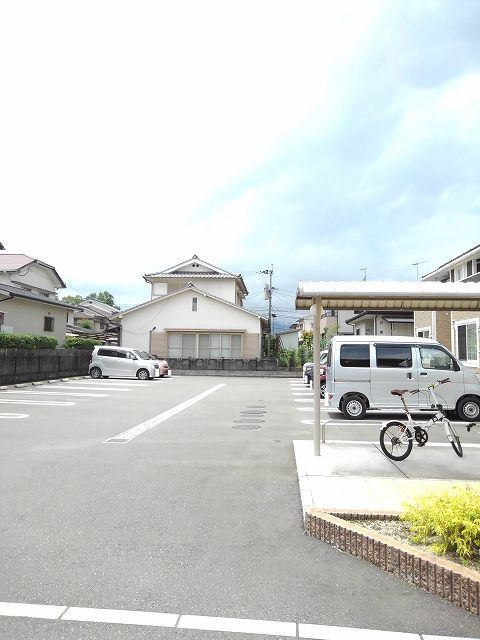 【ストローガーデンIIの駐車場】