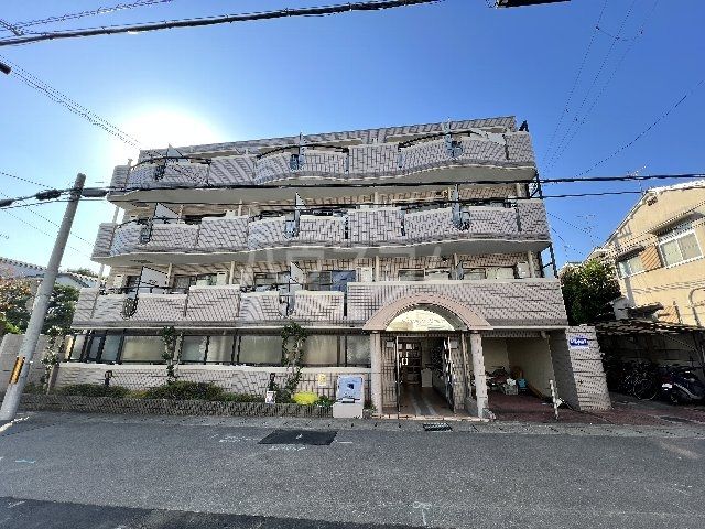 【京都市右京区太秦森ケ東町のマンションの建物外観】