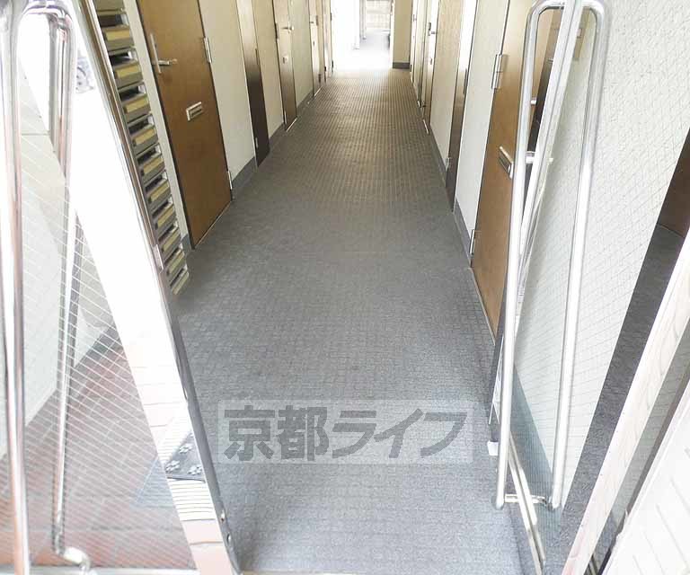 【京都市右京区太秦中筋町のマンションのロビー】