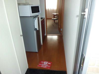 玄関　左脇の白い扉がシューズボックスです。