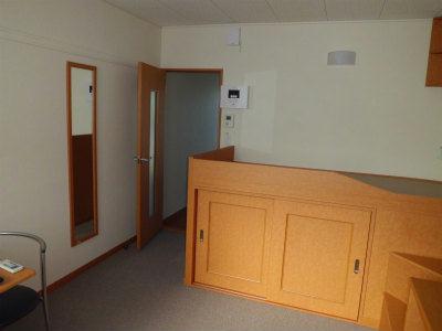 居室・リビング　高い場所で寝られます。