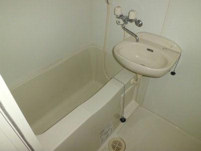 バス・シャワールーム　洗面台付のバスルーム。