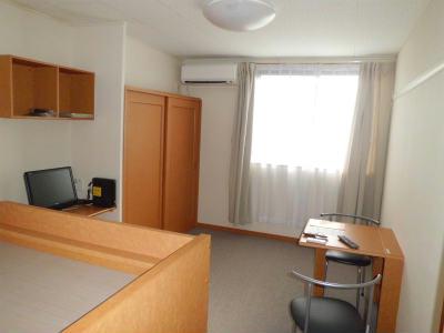 居室・リビング　システマチックに配置された家具・家電。