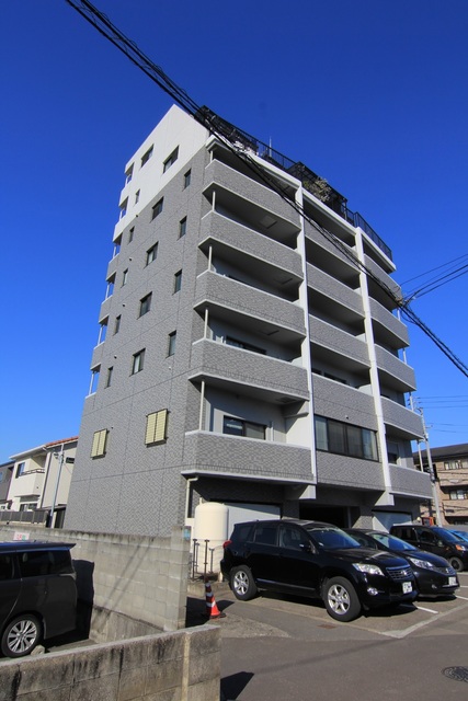 松山市松末のマンションの建物外観