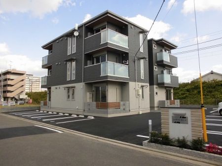 【松山市空港通のアパートの駐車場】