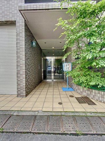 【横浜市神奈川区松本町のマンションのエントランス】