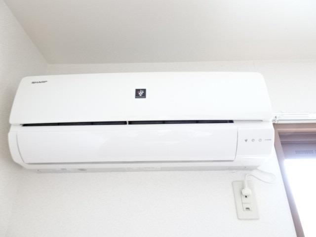 その他設備　エアコン　（洋室とリビングダイニングキッチンに各一基）