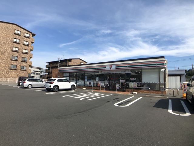 コンビニ　セブンイレブン（コンビニ）まで940m