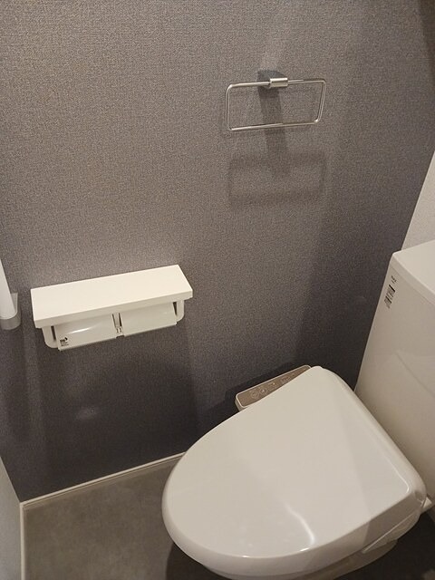 トイレ　温水洗浄便座です。