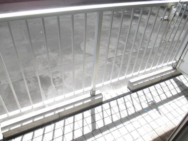 バルコニー　前の建物と少し距離が空いているので日当たりはいいですね！