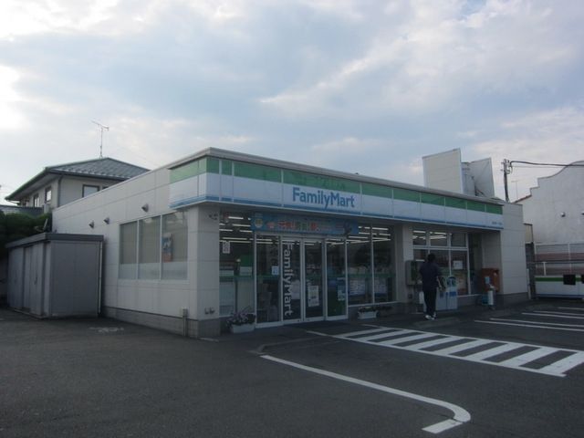 コンビニ　ファミリーマート宮沢町一丁目店（コンビニ）まで519m