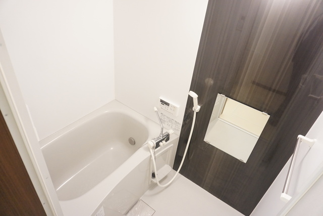 バス・シャワールーム　追焚給湯と浴室乾燥機付きの浴室です。