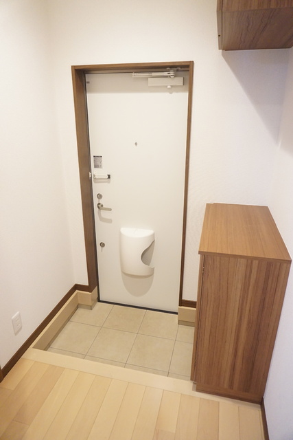 玄関　玄関には下駄箱が付いています。