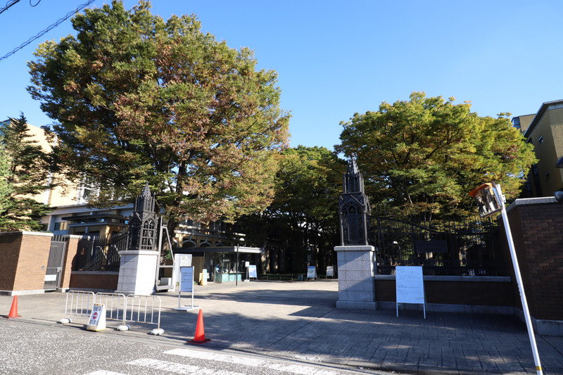 小学校　青山学院大学　徒歩23分（小学校）まで1840m