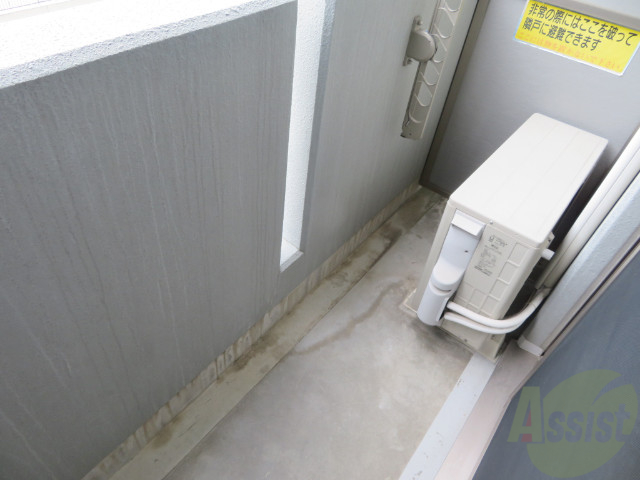 バルコニー　バルコニーは陽当たりが良くて洗濯物が乾きそう。