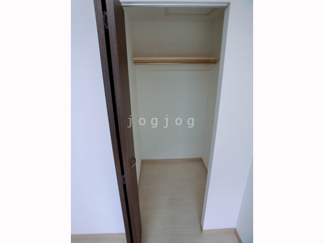 収納　奥行きのあるクローゼット月のお部屋です。