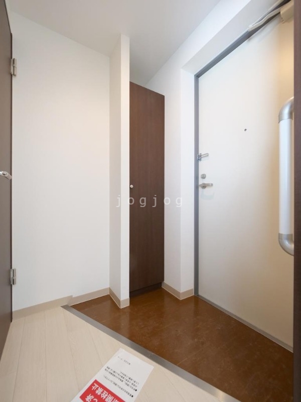 玄関　玄関左手には手すりが付いています。