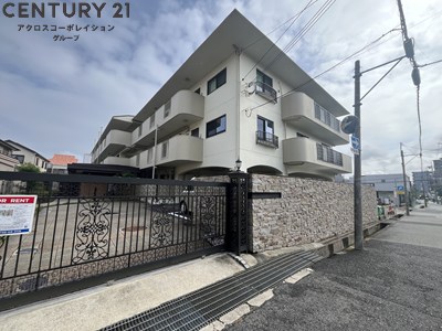 建物外観　敷地内、駐輪場と駐車場あり！