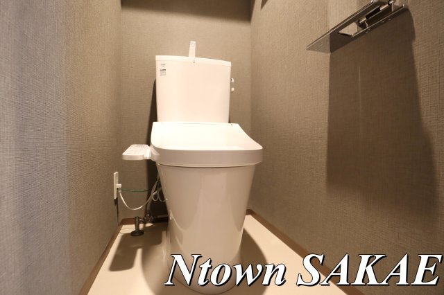 トイレ　落ち着いた色調のトイレです