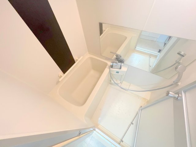 バス・シャワールーム　広めのお風呂は一日の疲れを癒してくれます。