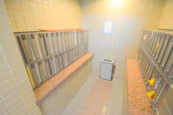 ロビー　ロビーにある各部屋毎のメールボックス。