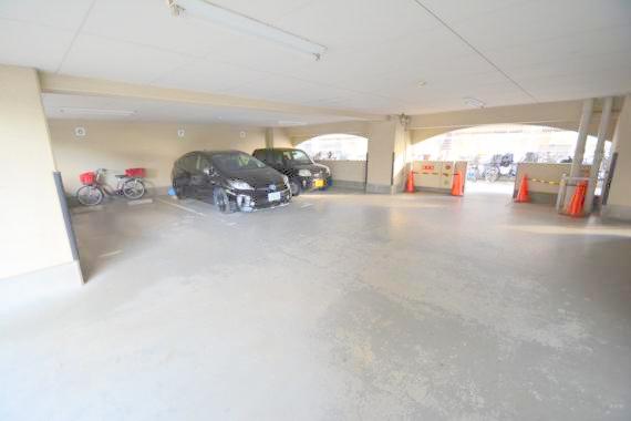 駐車場　敷地内にある駐車場。愛車がすぐ近くに置けると安心ですよね。