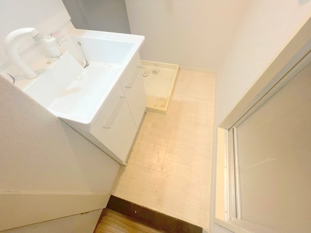 洗面設備　脱衣スペースも広い洗面所です。