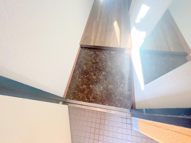 玄関　玄関に入るとお部屋まで一直線、明るい光が差し込みます。