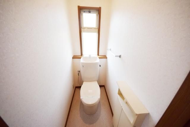 トイレ　★トイレにも窓ございます★