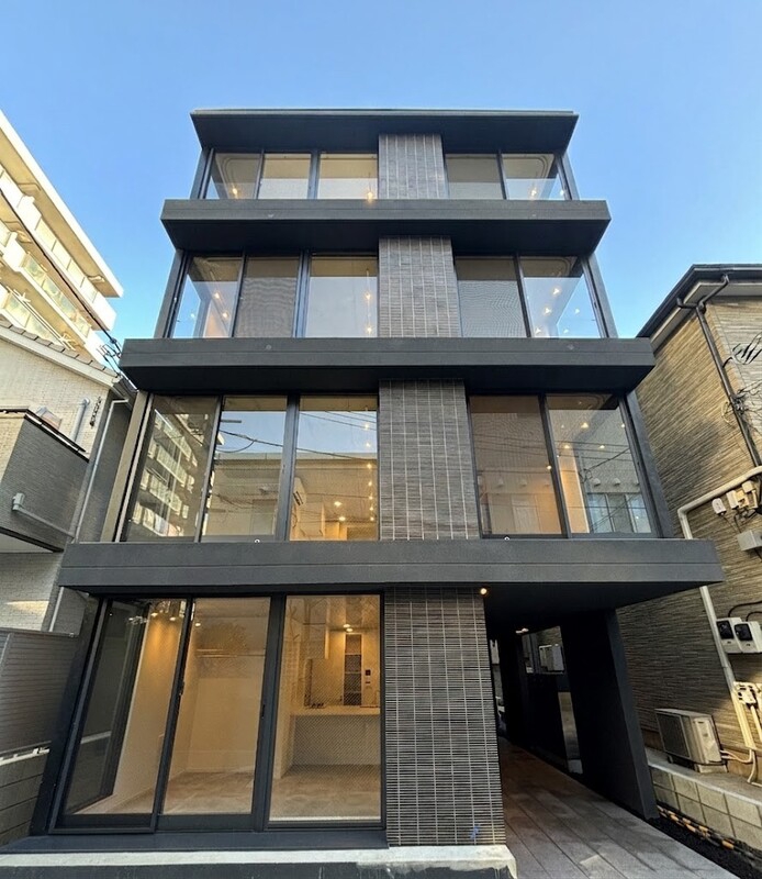 建物外観　直線的でスタイリッシュな外観