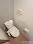 トイレ　人気アイテムの温水洗浄便座。清潔感のあるトイレです。