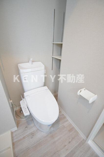 トイレ　落ち着いた色調のトイレです