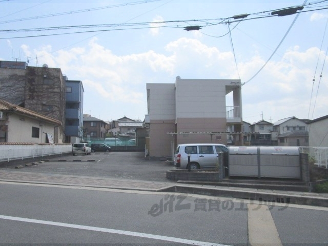 【亀岡市篠町見晴のマンションのエントランス】