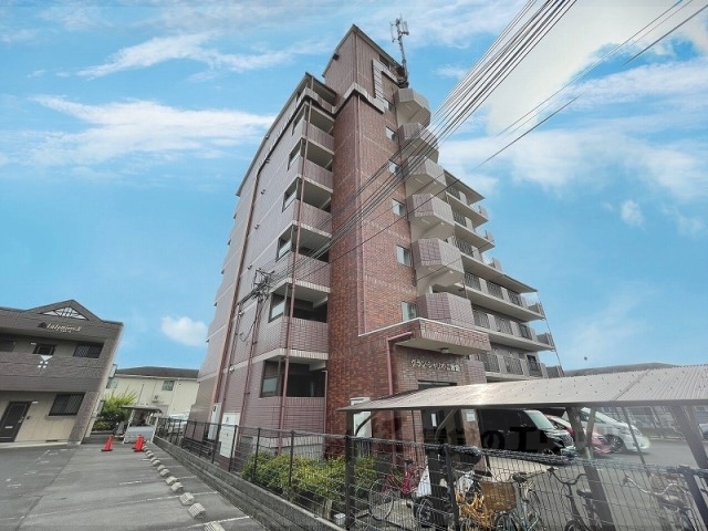 天理市二階堂上ノ庄町のマンションの建物外観