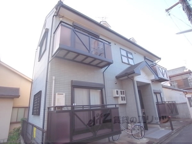 京都市伏見区深草極楽寺町のアパートの建物外観