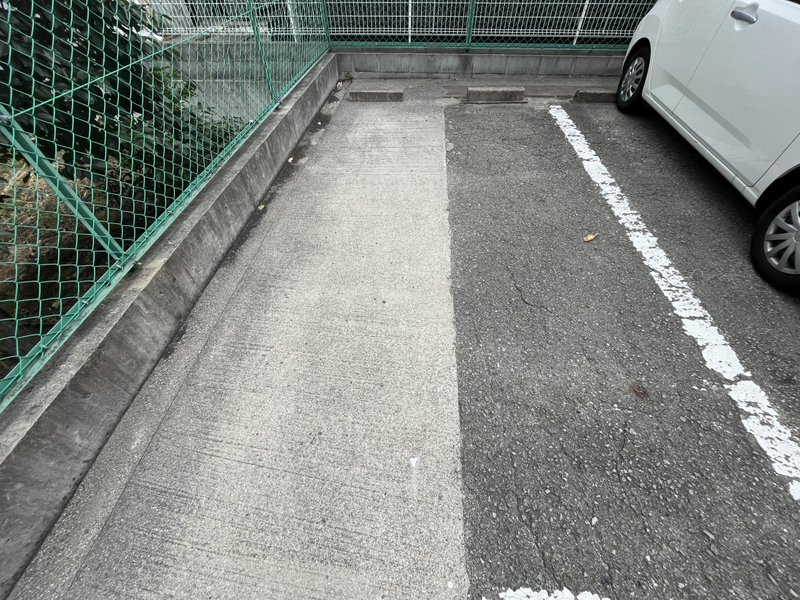 【姫路市広畑区小松町のアパートの駐車場】