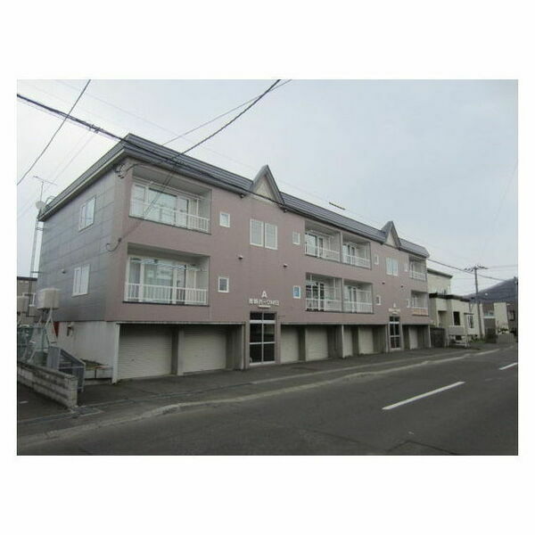 札幌市西区西野七条のアパートの建物外観