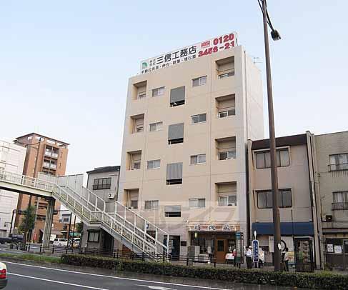 京都市南区西九条島町のマンションの建物外観